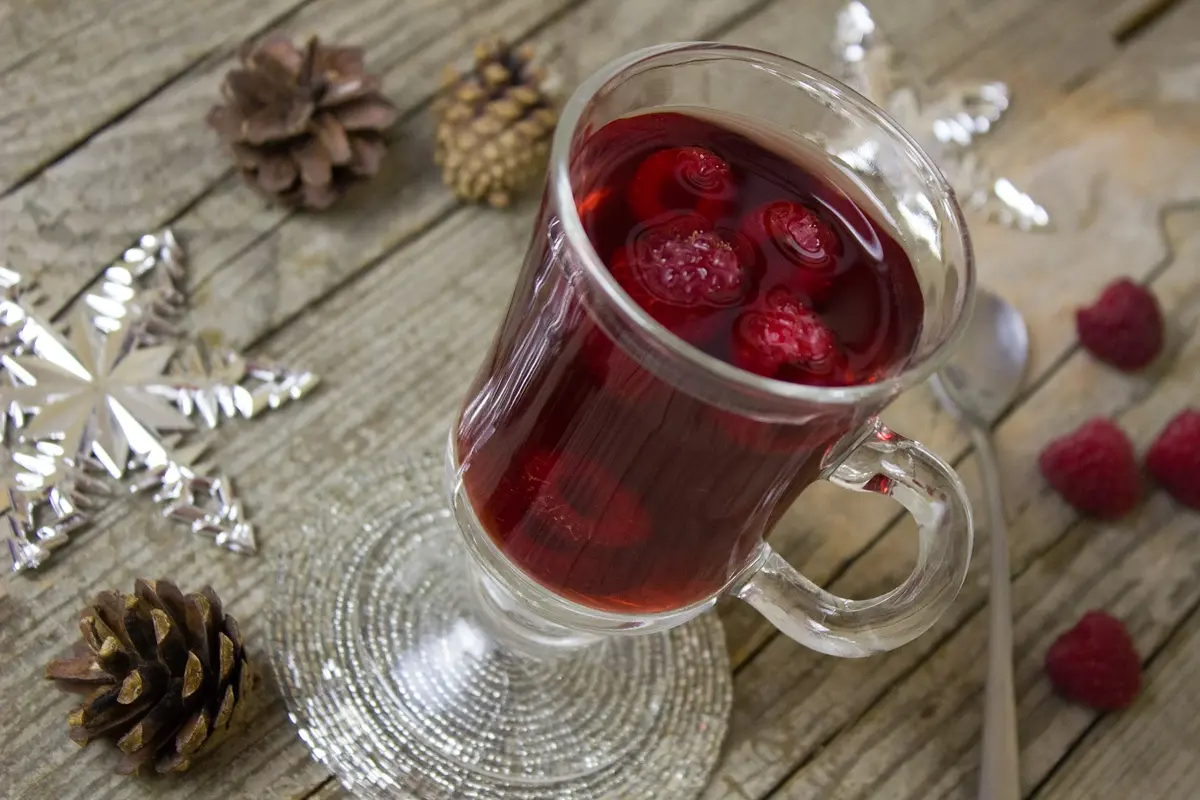 Napoje na zimne dni - poznaj pyszne przepisy na rozgrzewające herbaty oraz inne napoje idealne na słotę i przeziębienie