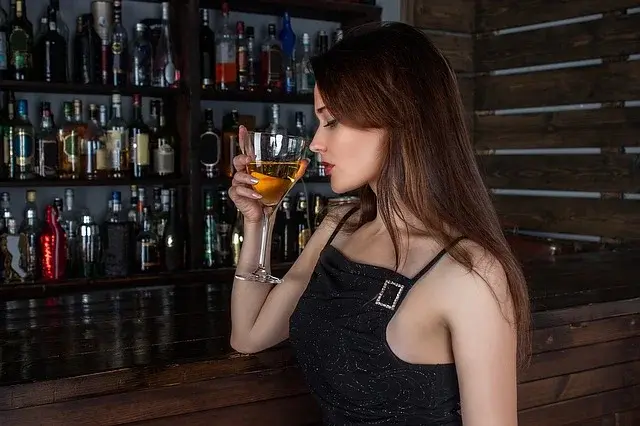 Jak pić alkohol, by nie mieć kaca? Poradnik na Sylwestra