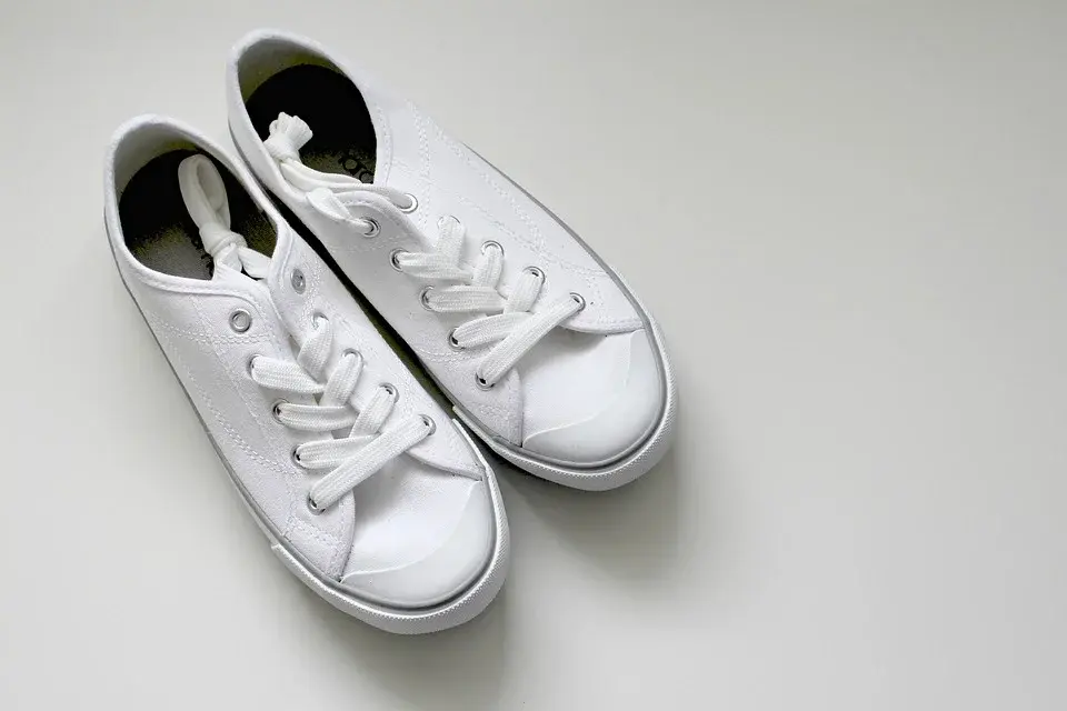 Jak wyczyścić białe obuwie?