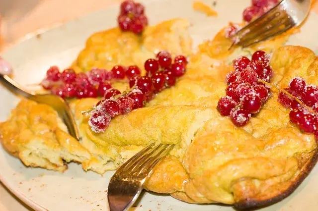 Bezglutenowe śniadanie? Przepis na pyszny omlet z mąki ryżowej i z wiórkami kokosowymi!