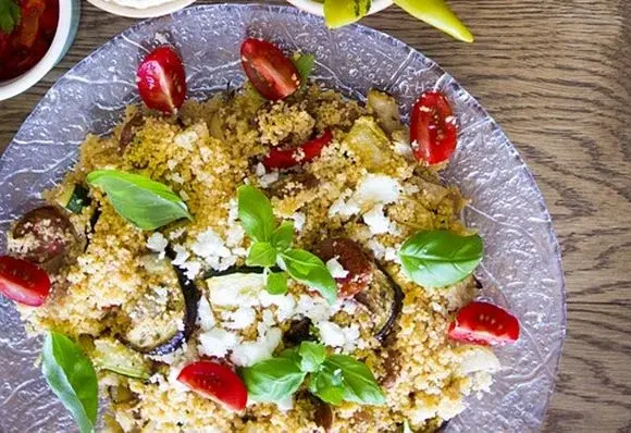 Przepis na sałatkę z kurczakiem i kuskusem