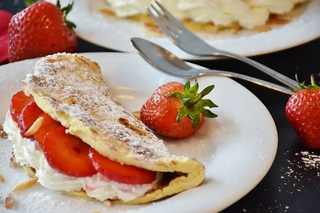 Letni omlet z truskawkami- pomysł na śniadanie bez pszenicy