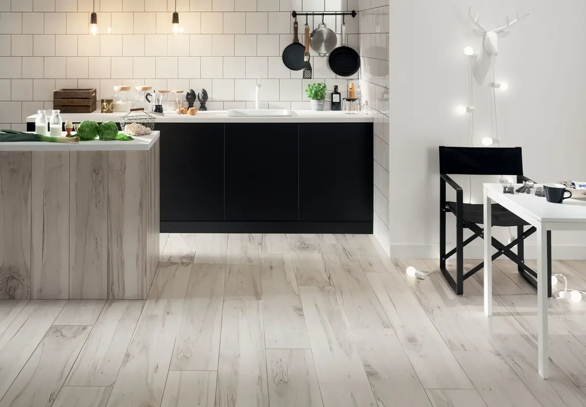 Metamorfoza domu - rozjaśnij wnętrze płytkami inspirowanymi drewnem