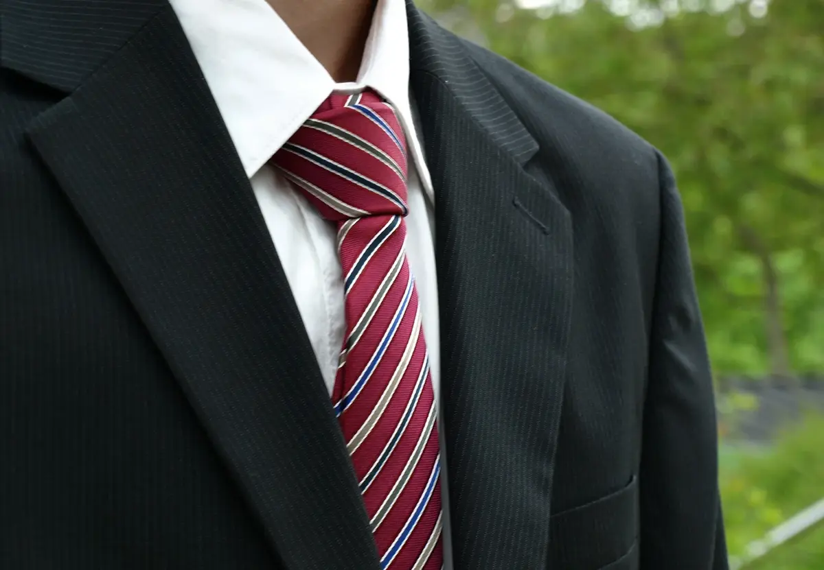 Muszka czy krawat, co wybrać w zależności od stroju i okazji? – cztery praktyczne porady