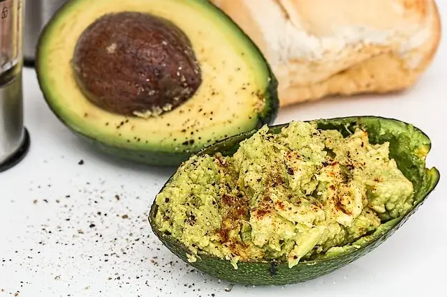 Kanapki z pastą guacamole to świetny pomysł na zdrowe śniadanie!