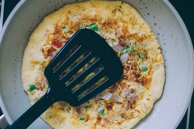 Główne zdjęcie - Pomysł na wyrafinowane śniadanie: omlet z polędwicą i pomidorkami