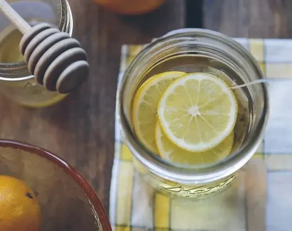Dlaczego warto zaczynać dzień od szklanki wody z cytryną?