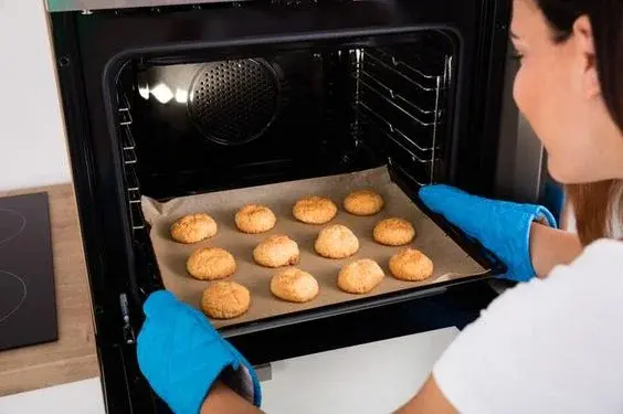 Jak wyczyścić piekarnik? Sprawdzone i domowe sposoby na wyczyszczenie piekarnika