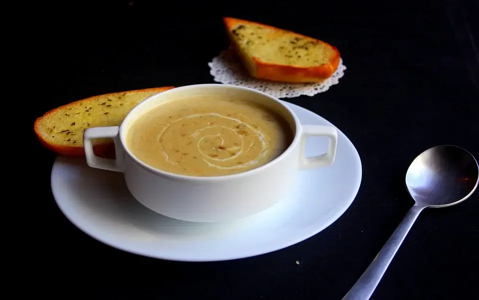 Jesienna zupa pieczarkowa z grzankami i mozzarellą - przepis