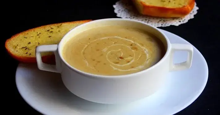 Jesienna zupa pieczarkowa z grzankami i mozzarellą - przepis