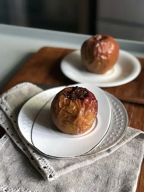 Przepis na pieczone jabłko z cynamonem i orzechami
