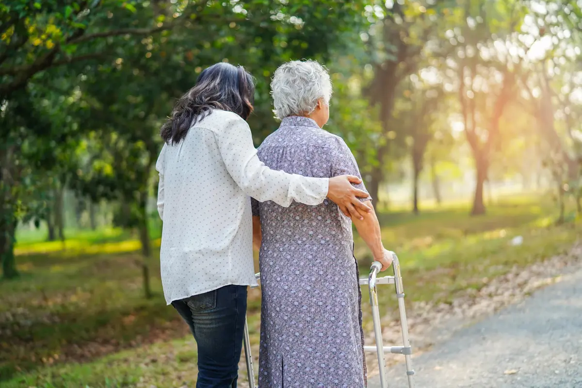 Opiekunka seniora – zawód przyszłości? Ile zarabia opiekunka osoby starszej?