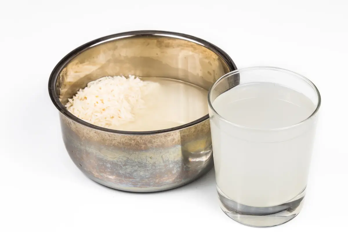 miska z ryżem obok naczynie z woda ryżową