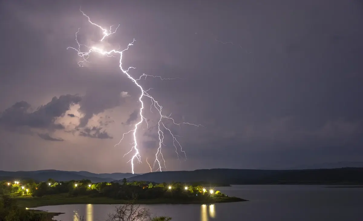 burza, rozbłysk wyładowań na ciemnym niebie