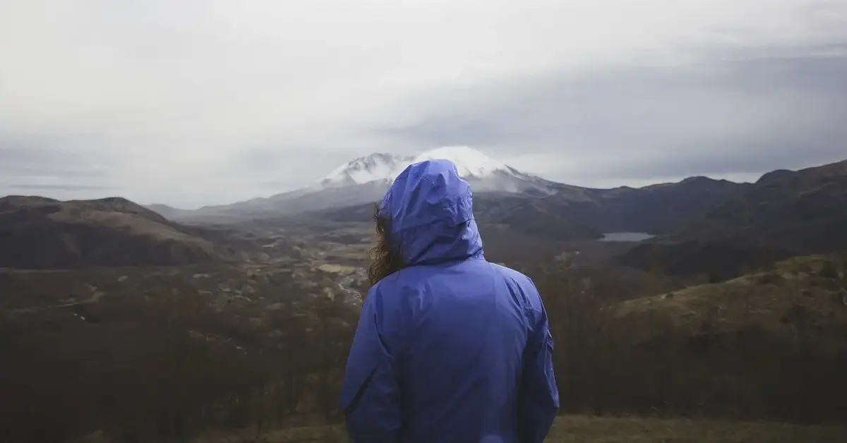 Kurtki przeciwdeszczowe damskie – jak wybrać odpowiedni model?