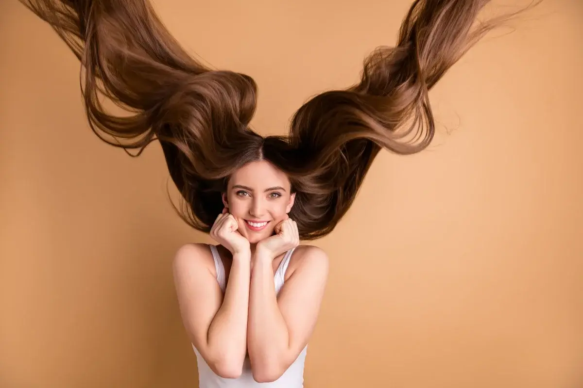 Hamowanie wypadania włosów - jakie sposoby warto spróbować?