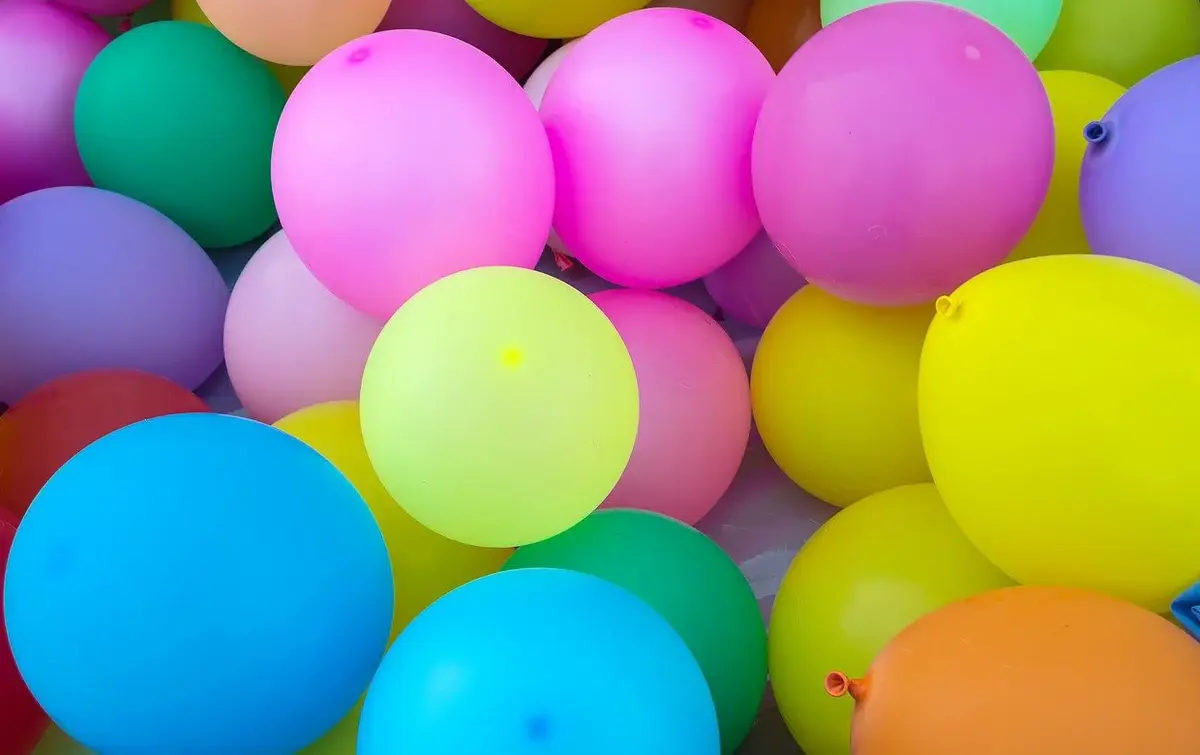 kolorowe balony w dużej ilości