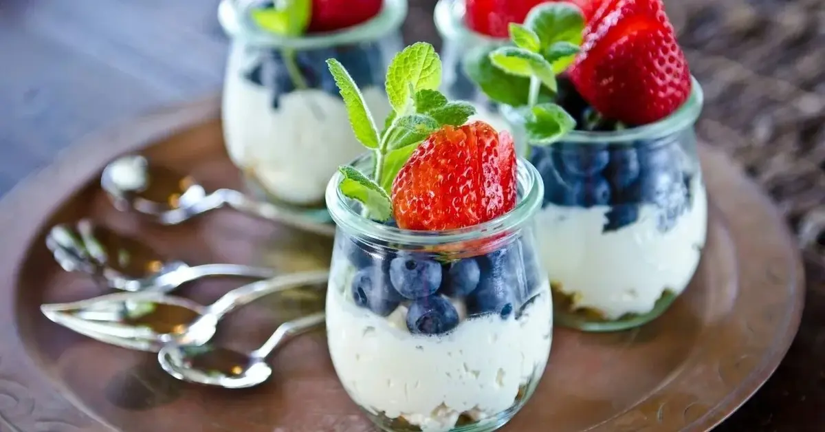 deser z mascarpone z borówkami i truskawkami