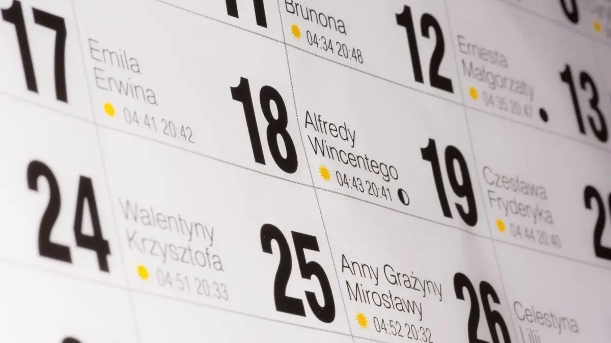 zbliżenie na pogrubione dni w kalendarzu