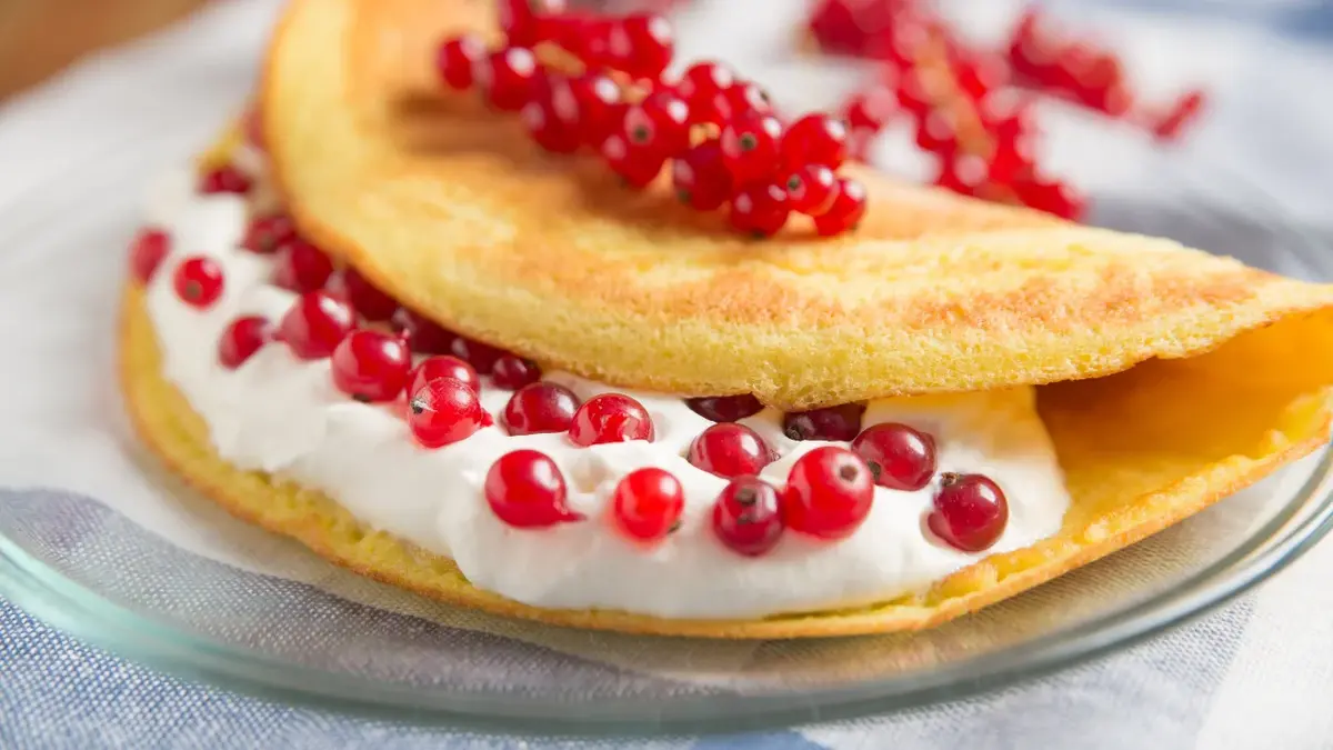 omlet na słodko na talerzu