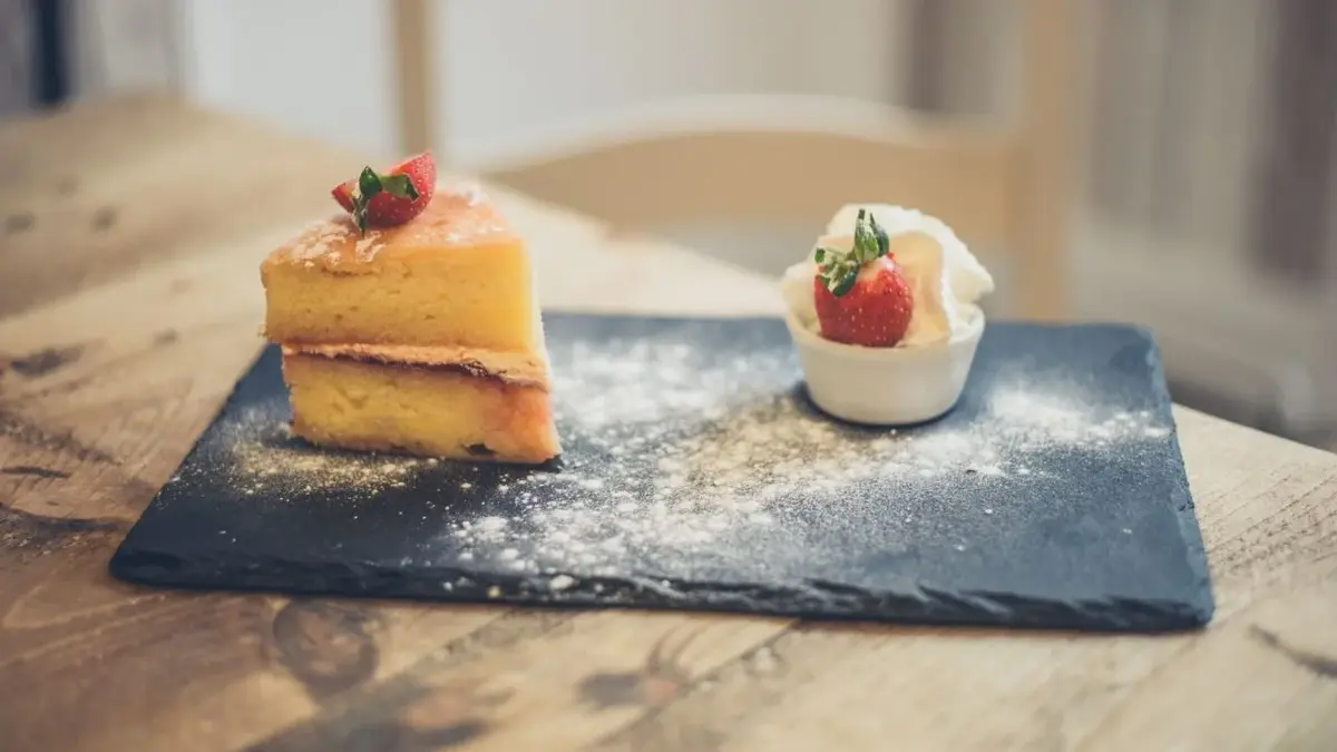 Główne zdjęcie - Biszkopt z truskawkami i galaretką – przepis na deser truskawkowy