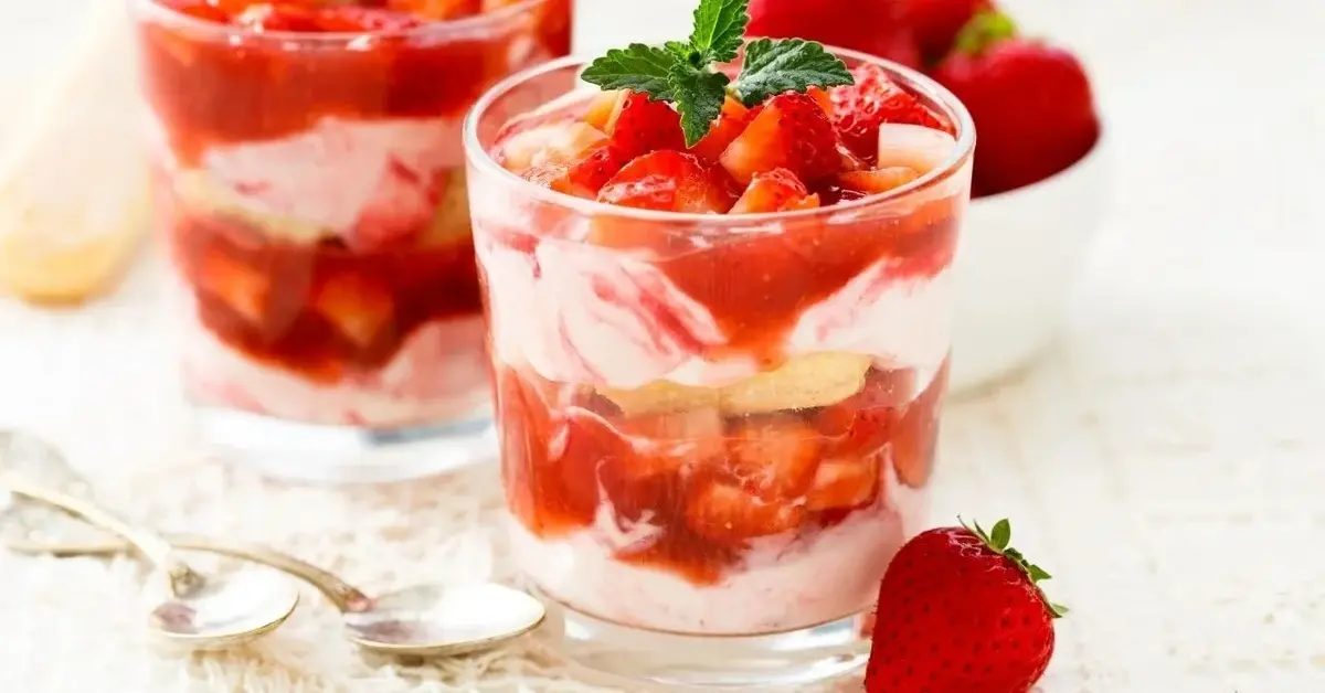 desery truskawkowe w zbliżeniu