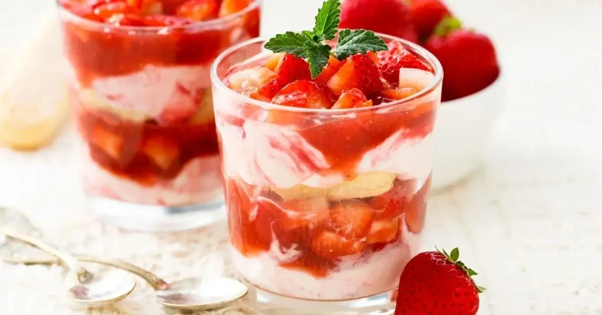 desery truskawkowe w zbliżeniu