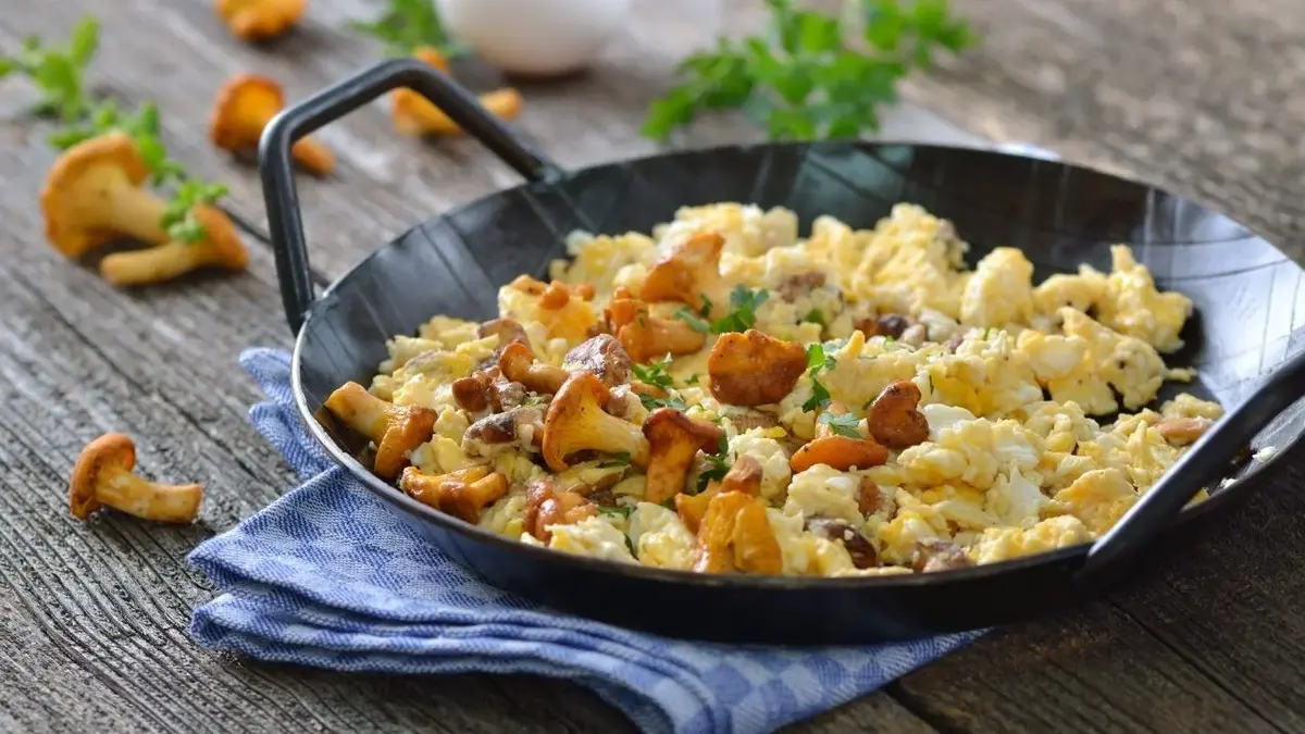 Główne zdjęcie - Jajecznica z kurkami – przepis na szybkie śniadanie z grzybami