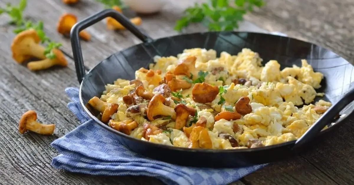 Główne zdjęcie - Jajecznica z kurkami - hit letnich śniadań! Jak zrobić pyszny posiłek?
