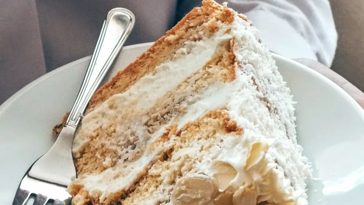 ciasto rafaello na białym talerzu