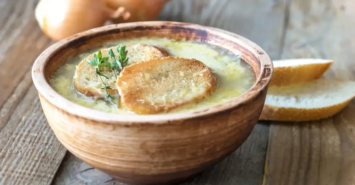 Główne zdjęcie - Boska zupa cebulowa z grzanką czosnkową. Przepis prosto z Paryża!