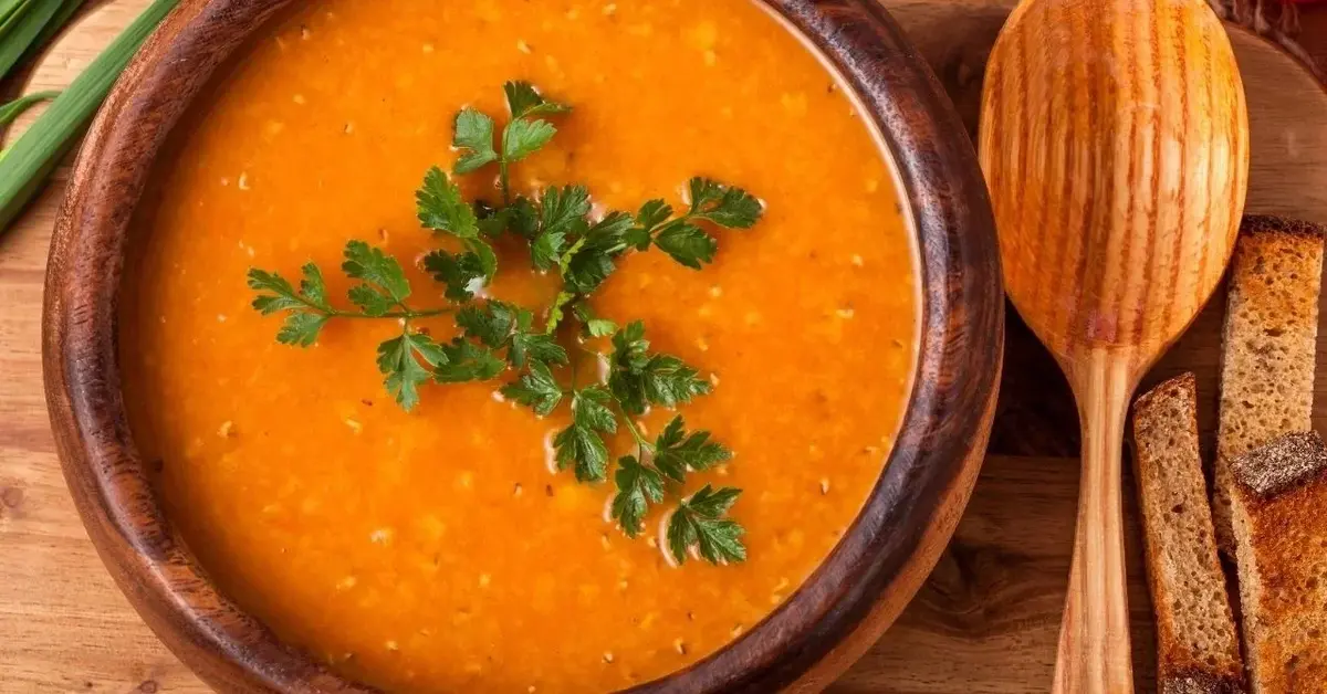 zbliżenie na pomarańczową zupę