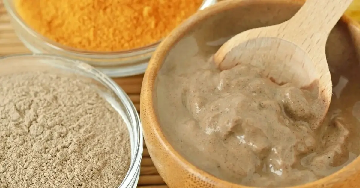 zbliżenie na mieszankę o ciemnym kolorze w pomarańczowym naczyniu