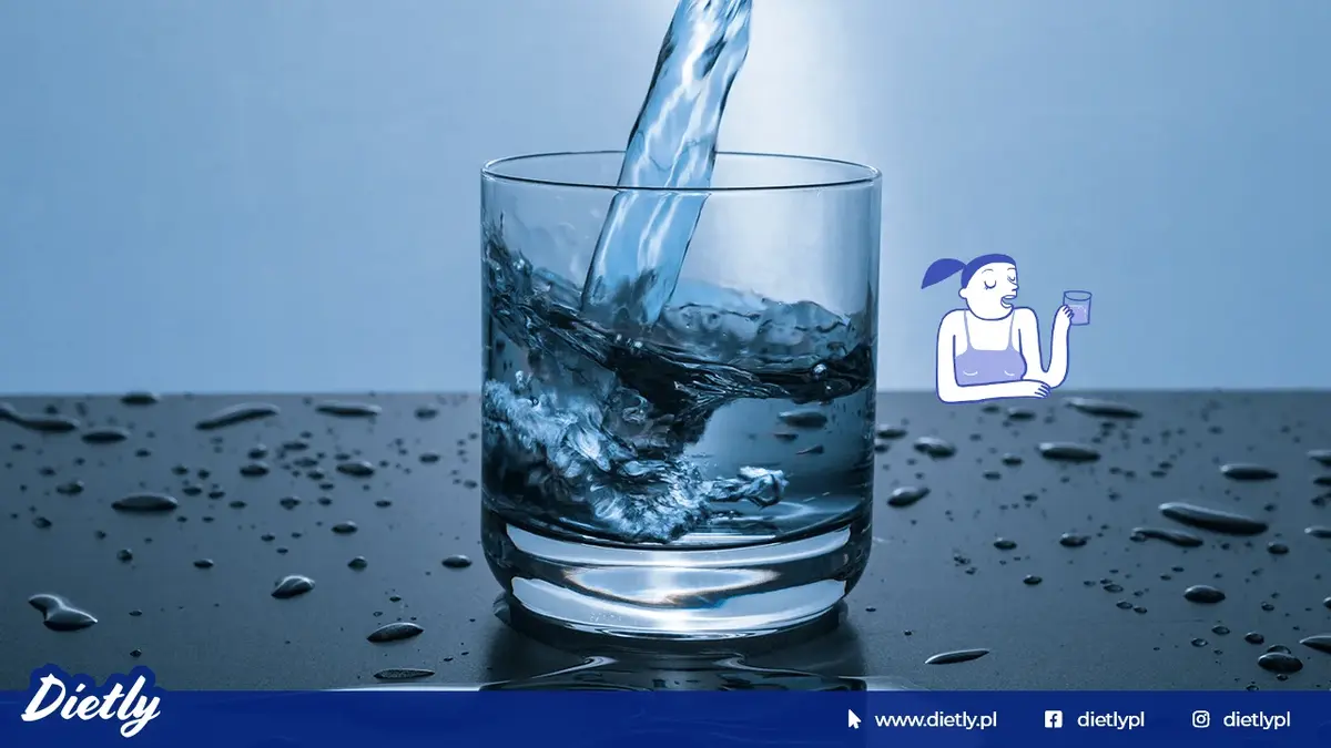 Na niebieskim tle szklanka napełniana wodą