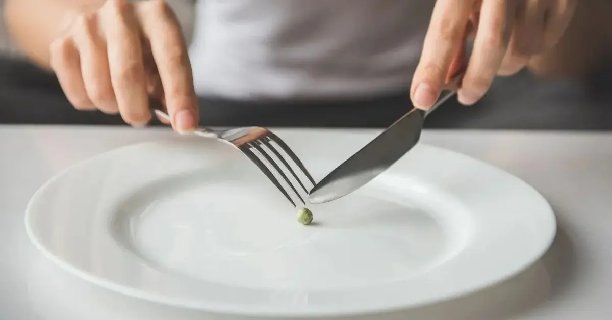 mały groszek na białym talerzu