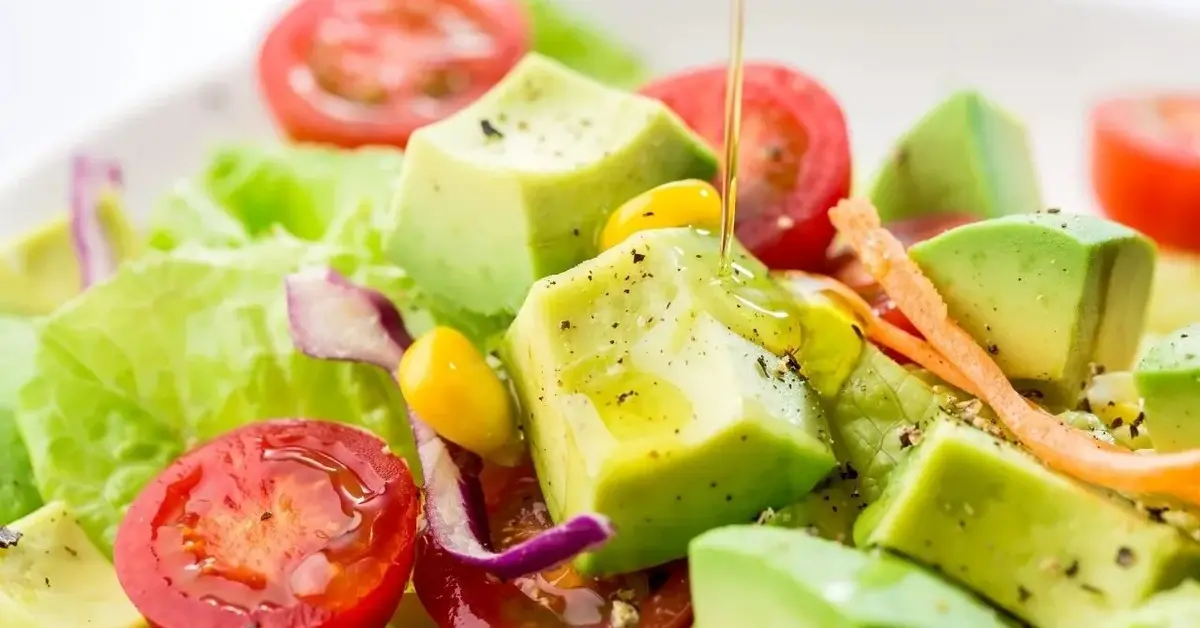 sałatka z awokado polewana oliwą