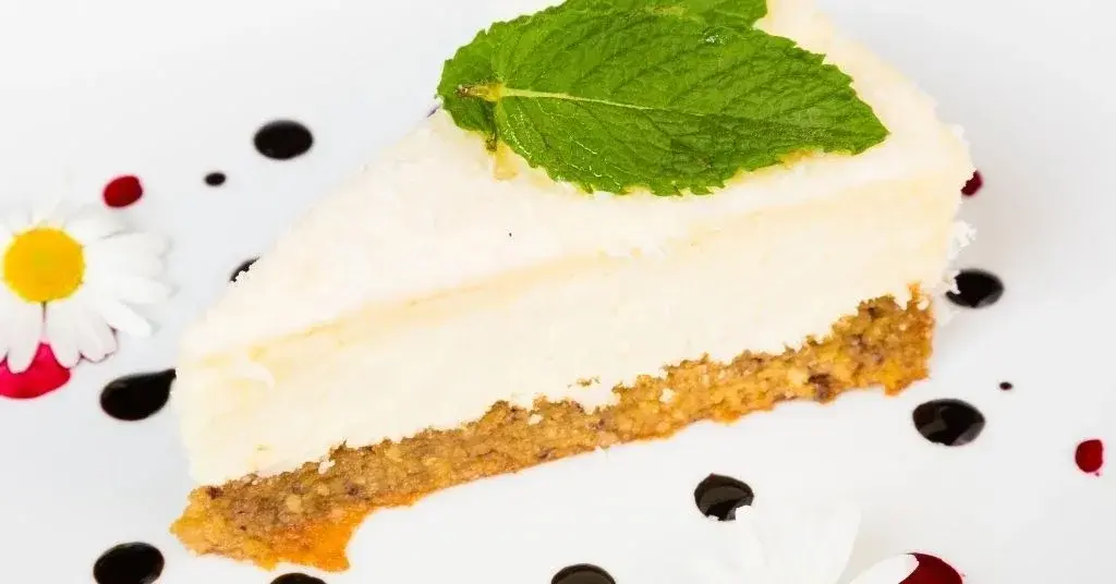 sernik na zimno podany z listkiem mięty