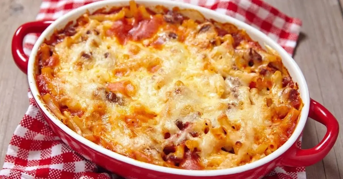 zapiekanka makaronowa z szynką w czerownym naczyniu