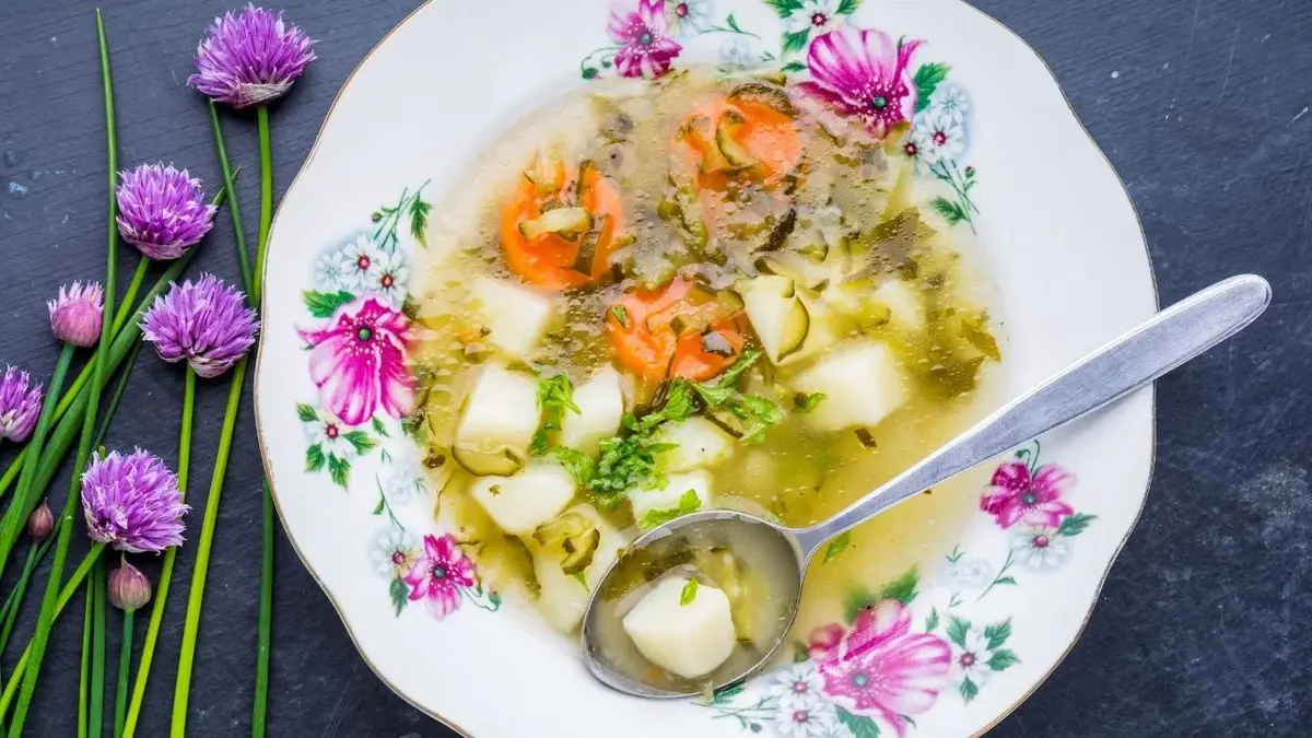 Główne zdjęcie - Zupa ogórkowa – przepis na zupę ogórkową z ryżem lub ziemniakami