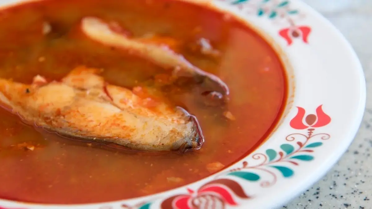 Główne zdjęcie - Węgierska zupa rybna, czyli halaszle – przepis tradycyjny