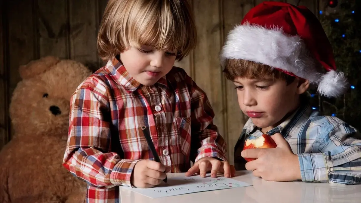dzieci piszą list do Mikołaja