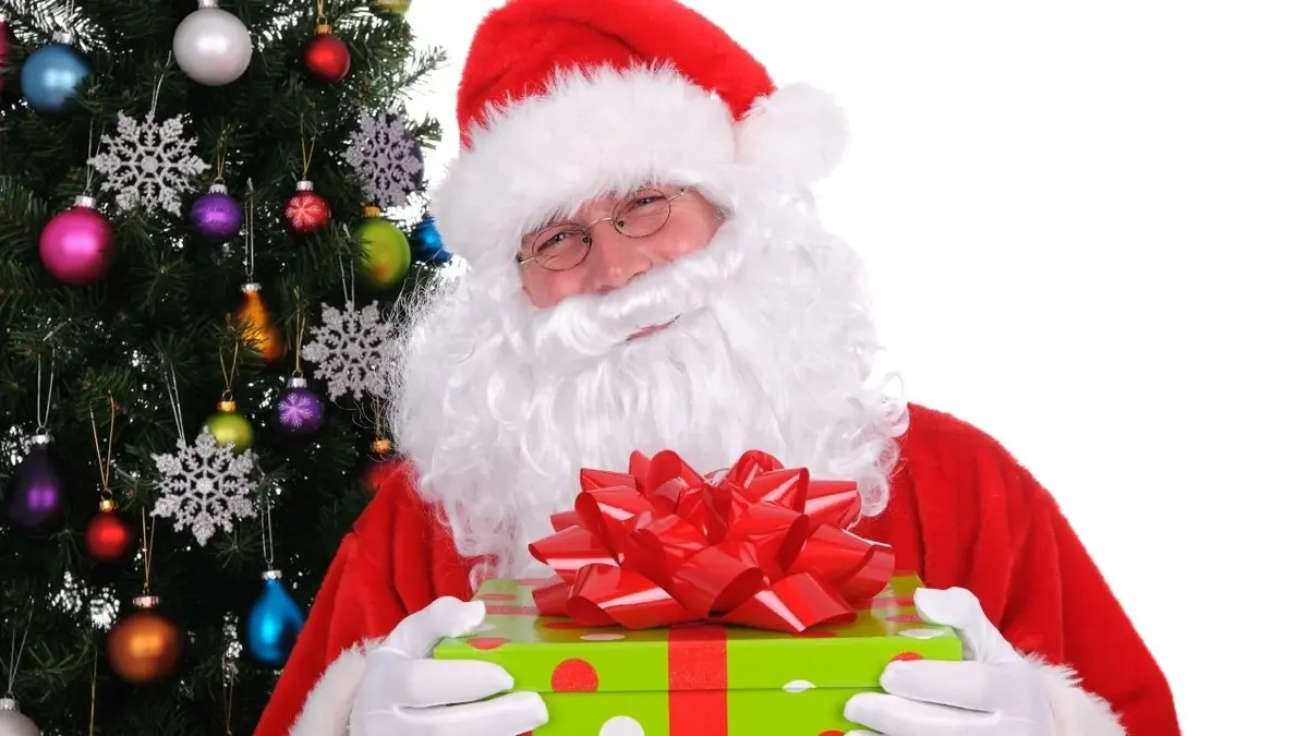 Święty Mikołaj trzyma prezent
