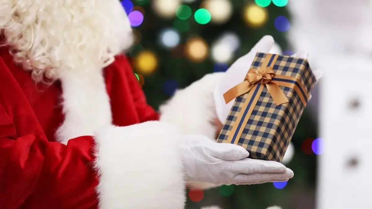 Święty Mikołaj trzyma prezent