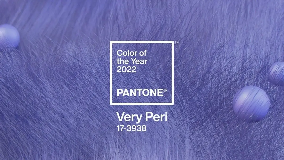 Biały napis Pantone Color of the year 2022 Very Peri na abstrakcyjnym fioletowoniebieskim tle przypominającym futerko