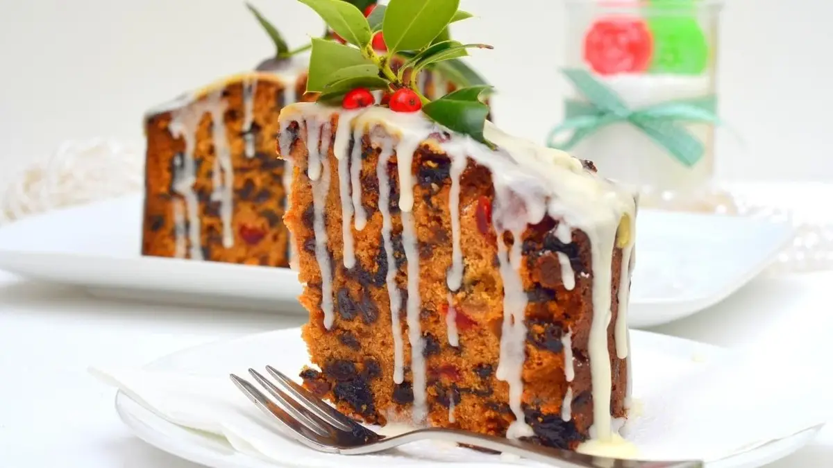 Ciasto na Wigilię, pokryte lukrem i udekorowane świąteczną rośliną.