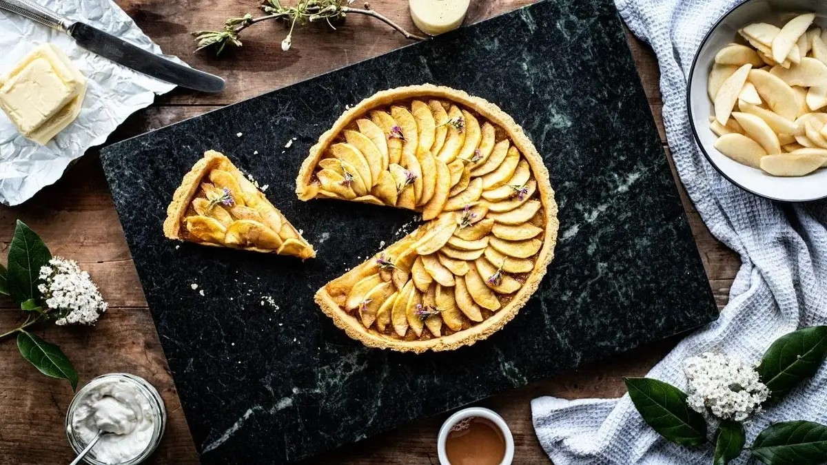 Ciasto z jabłkami, masło, pokrojone jabłka, dekoracje