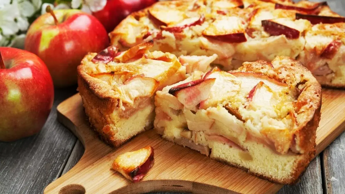 Jogurtowe ciasto jabłkowe i jabłka.