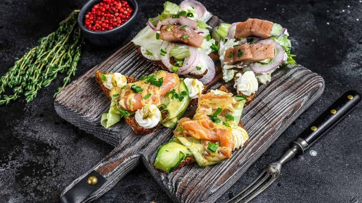 Przekąski na imprezę - kanapki ze śledziami i łososiem.