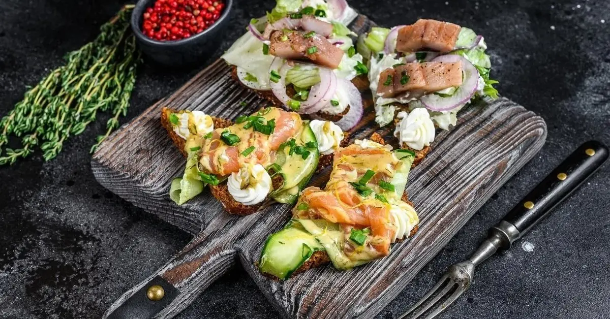Świąteczne kanapki ze śledziami i łososiem.