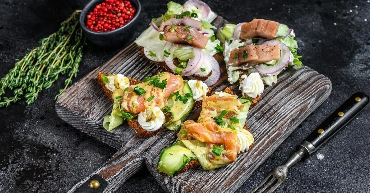 Świąteczne kanapki ze śledziami i łososiem.